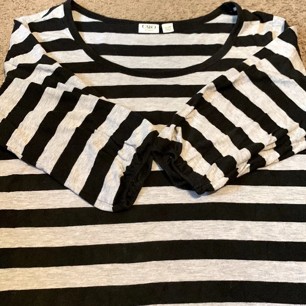 Cato woman Black and gray stripe shirt size 22/24W - Picture 2 of 4